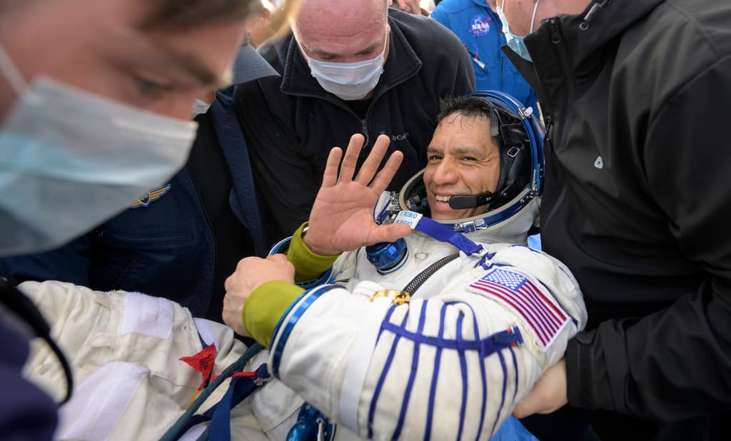 El astronauta de la NASA Frank Rubio recibe ayuda para salir de la nave espacial Soyuz MS-23 pocos minutos después de que él y los cosmonautas rusos aterrizaran en un área remota cerca de la ciudad de Zhezkazgan, Kazajstán.