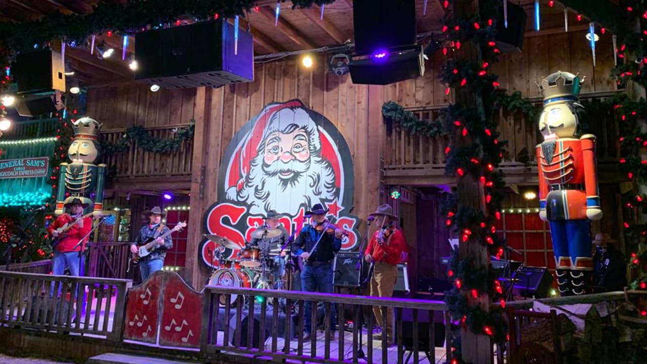 Dentro del pueblo los visitantes encuentran una plaza con una tarima donde se escucha música navideña en vivo durante todo el recorrido.
