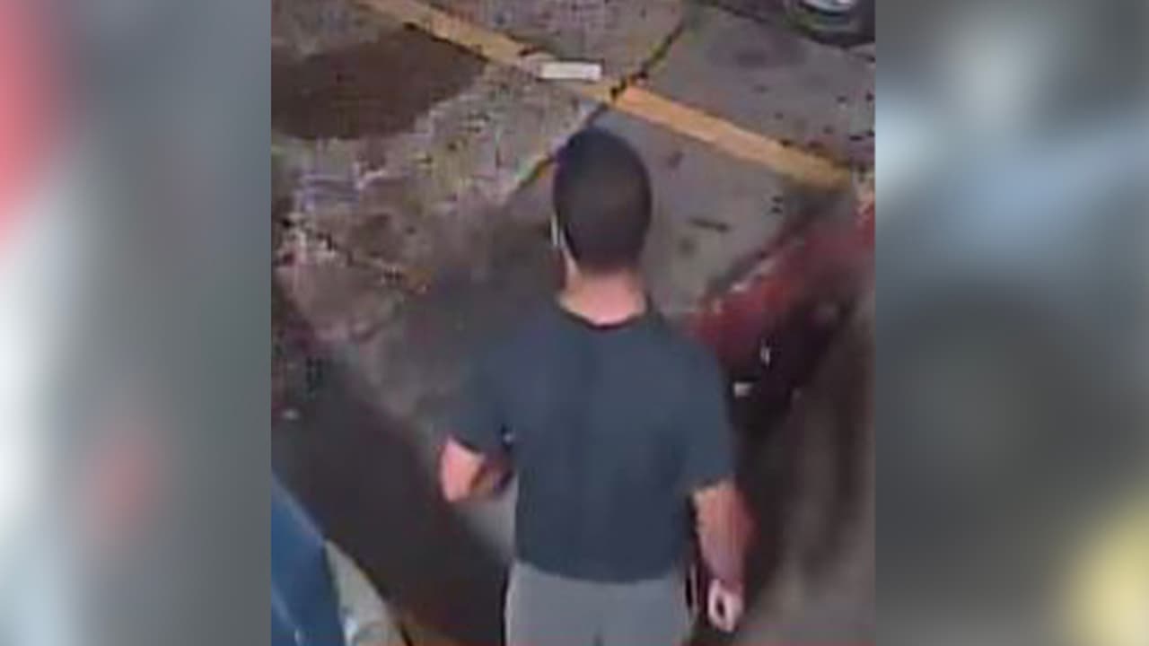 Según informaron la policía, ambos hombres estaban en el estacionamiento de la tienda y comenzaron a discutir. El sospechoso sacó un arma de fuego y le disparó a la víctima, quien murió en el sitio.