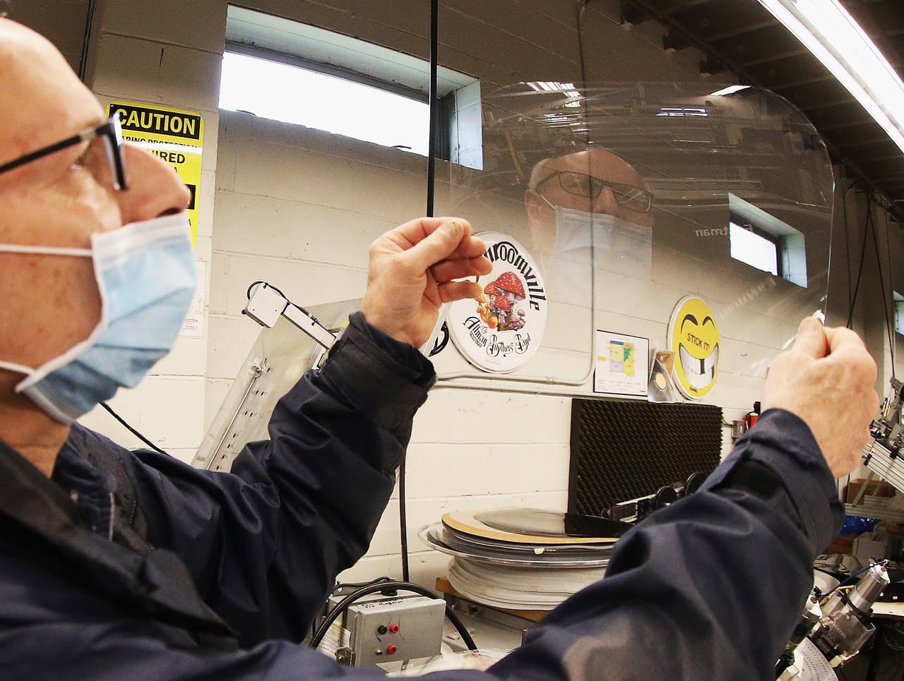 Los trabajadores de la compañía D’Addario descubrieron que el material principal usado para fabricar las cabezas de los tambores es una película transparente que también se puede usar para crear protectores faciales, según una publicación de la radio local WNYC.