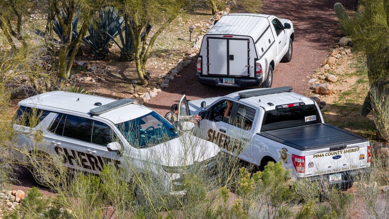 Colocan barricadas afuera de la casa de Nancy Guthrie; su ficha de búsqueda llega a Nogales