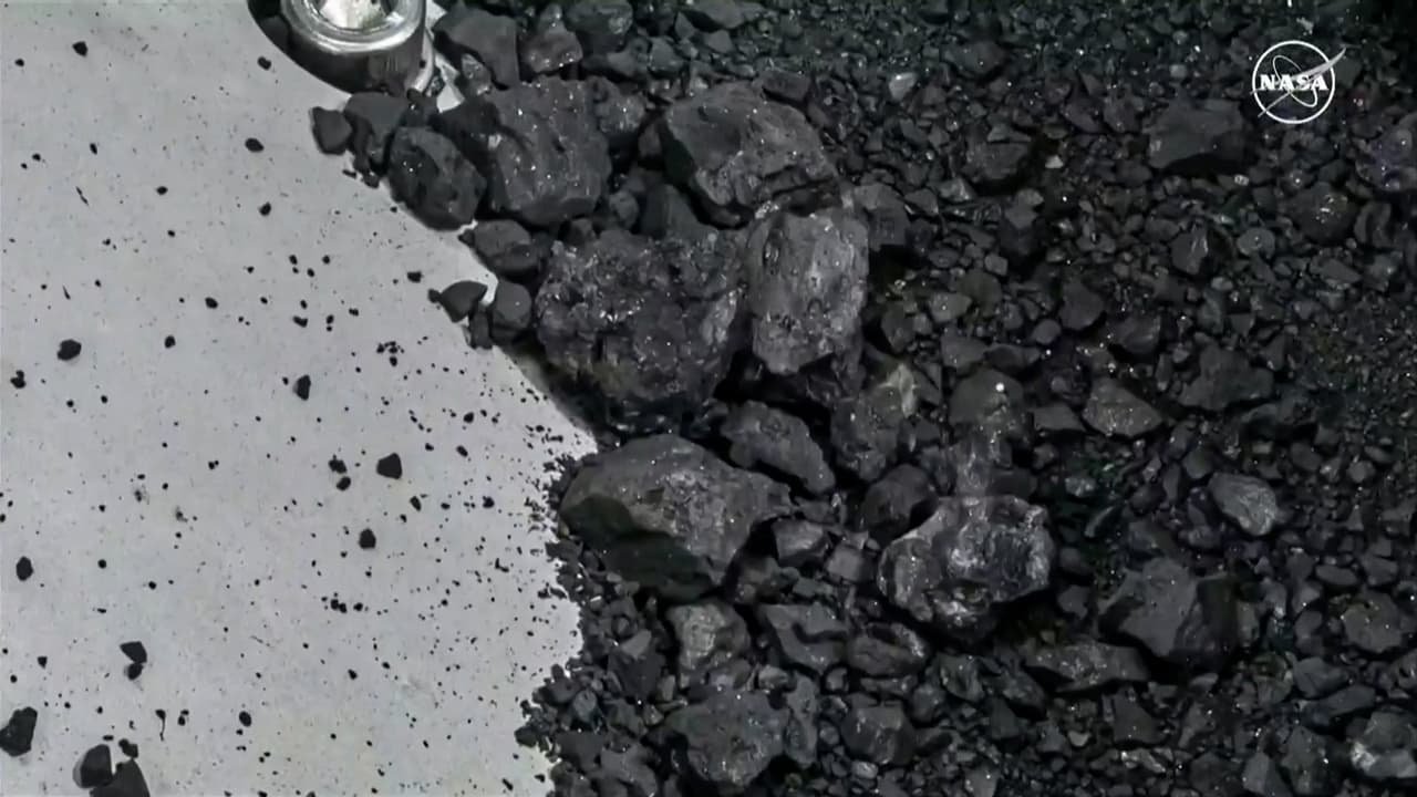 La NASA revela por primera vez las muestras espaciales recogidas de un asteroide