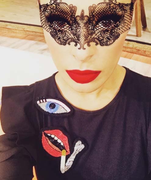 Gali se ve súper sensual y misteriosa.