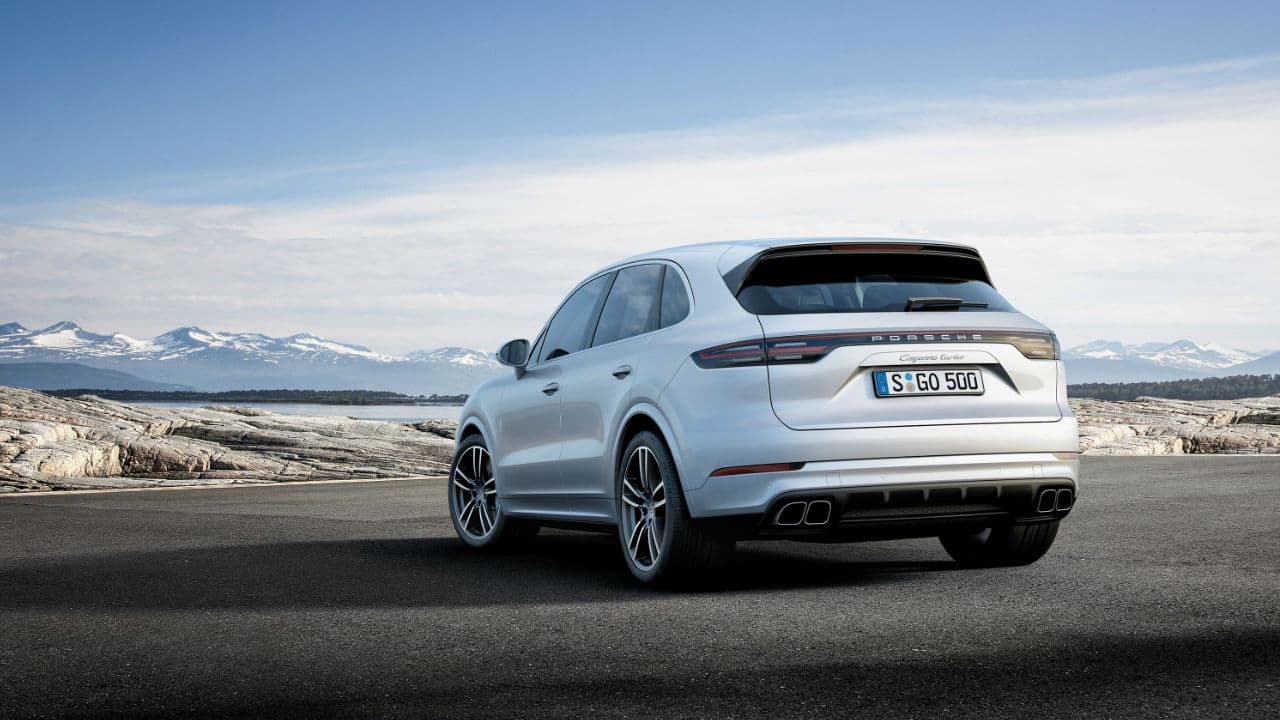 Está montada 
<b>sobre la plataforma MLB Evo, </b>la misma que también utilizan los modelos 
<b>Bentley Bentayga y Audi Q7.</b> No se ha anunciado todavía la versión híbrida plug-in, pero no se descarta su aparición el próximo año.