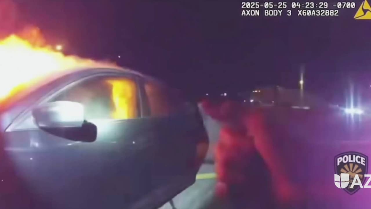 Policía termina con quemaduras serias al salvar a una mujer de un auto en llamas en Goodyear