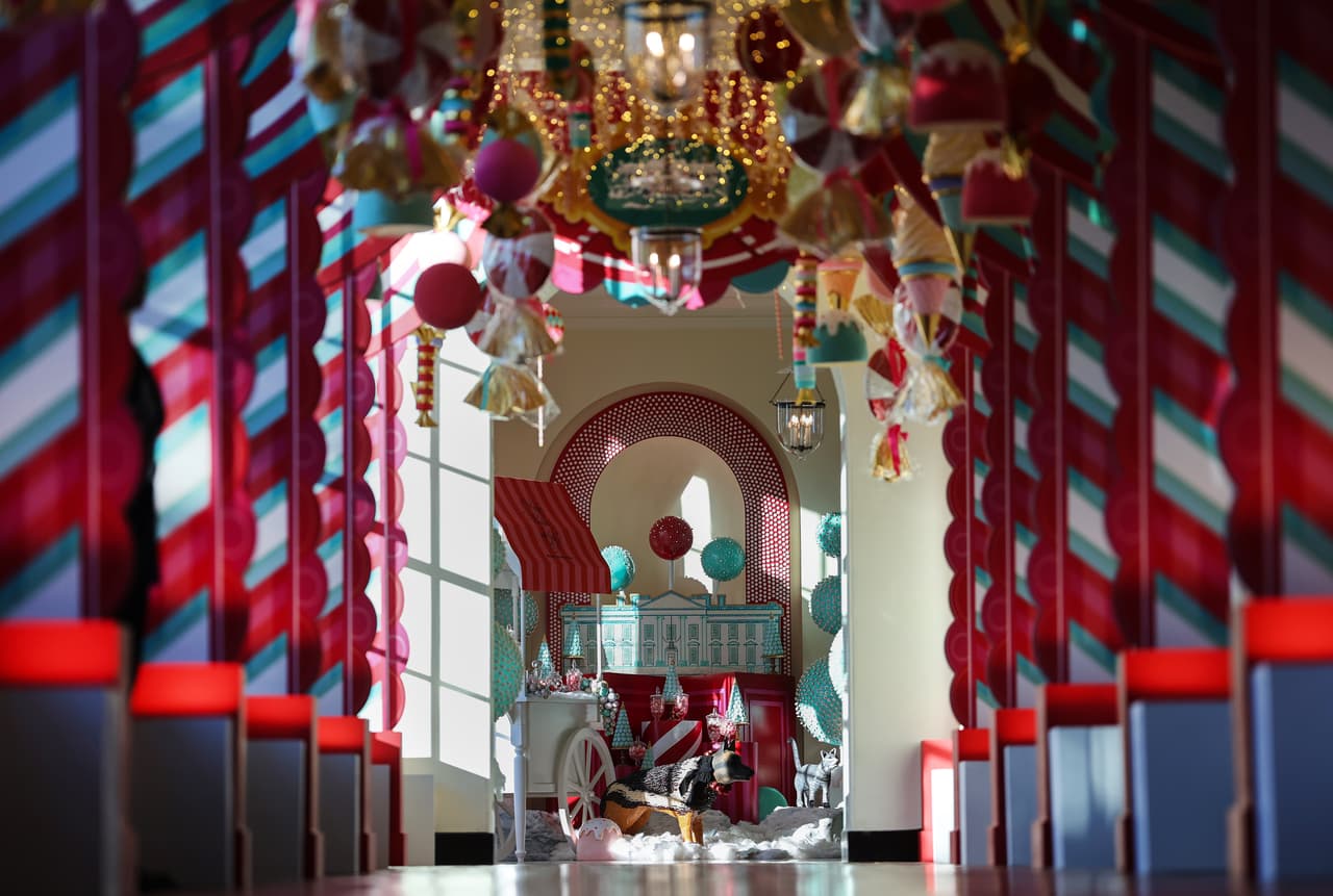 Se usaron casi 15,000 pies de cinta, más de 350 velas y unas 22,100 campanas.
<br>