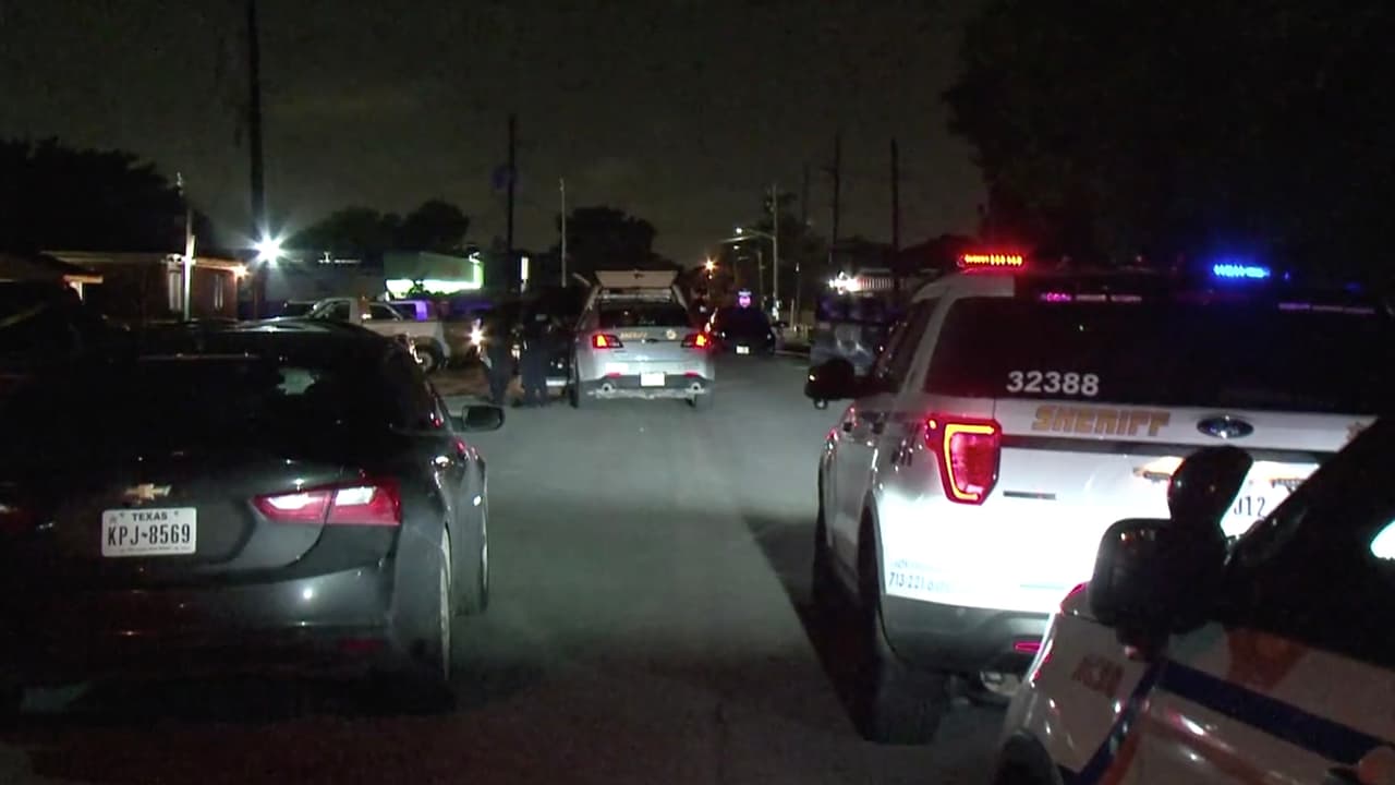 El cuerpo de la víctima estaba tirado en el pavimento envuelto en un charco de sangre.