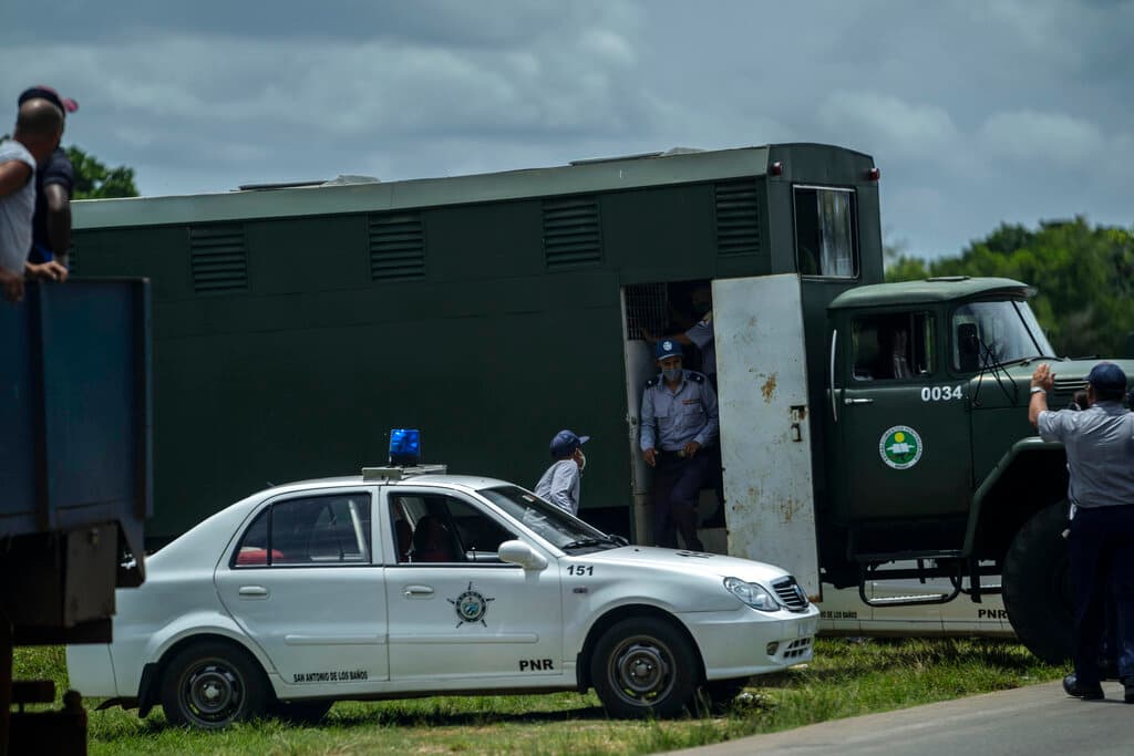 Los manifestantes arrestados fueron trasladados en un camión de la policía, en La Habana. "La orden de combate está dada, a la calle los revolucionarios", exhortó el gobernante cubano en una comparecencia televisiva especial.
<br>