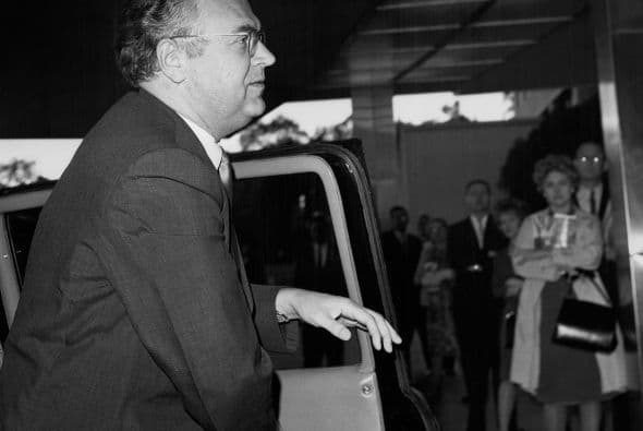El embajador soviético en EEUU, Anatoli Dobrynin llega al Departamento de Estado el 22 de octubre, para reunirse con Dean Rusk. Se asume que le informaron la decisión de Kennedy de llevar a cabo el bloqueo.