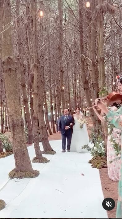 El ramo era prácticamente de rosas blancas, pero en medio de ellas resaltó una pieza muy especial. 
<br>