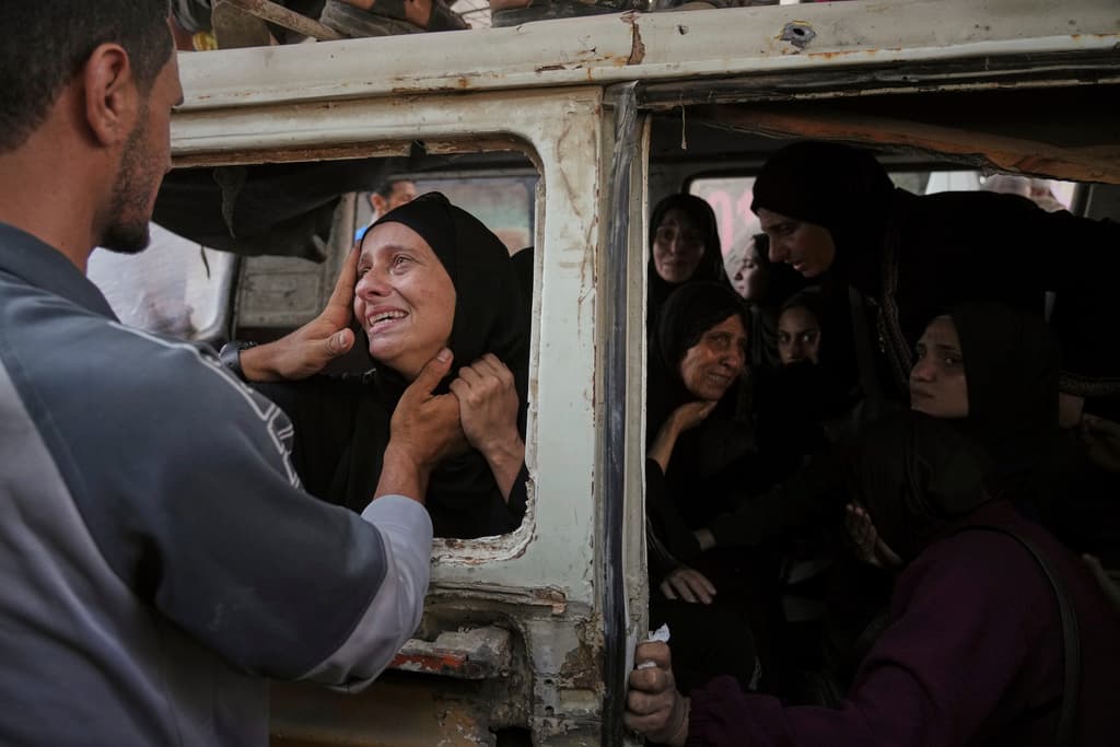 Palestinos lloran a sus parientes muertos en un bombardeo israelí en Gaza, en el Hospital Shifa en Ciudad de Gaza, el martes 22 de julio de 2025. (AP Foto/Jehad Alshrafi)
