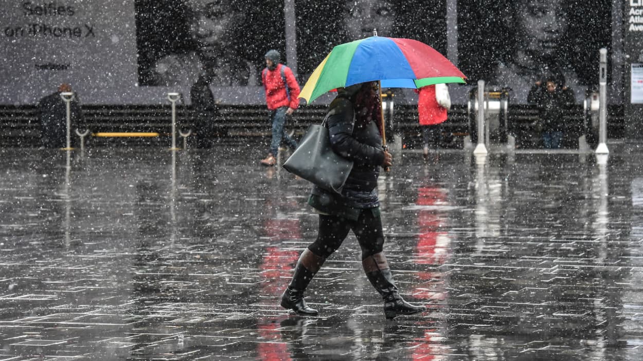 El Servicio Metereológico Nacional advirtió que las nevadas serán intensas sobre Nueva York. Esta, una fotografía de la lluvia durante este viernes en la ciudad.