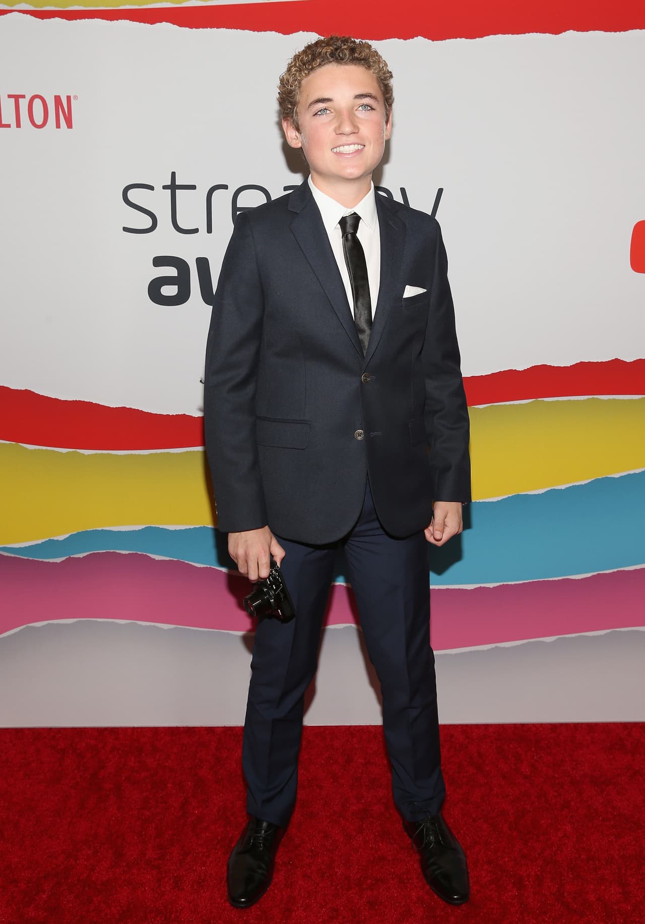 Otro de los cambios más fáciles de ver son los brackets, pues cuando se volvió famoso utilizaba estos aparatos dentales que actualmente ya no usa.
<br>