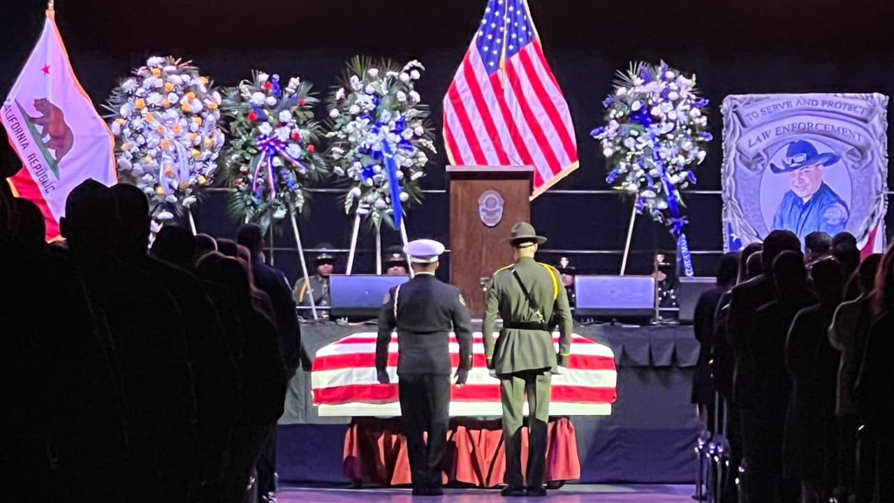 El respeto que mostraron los asistentes ante el féretro de Gonzalo Carrasco Jr. fue impresionante.