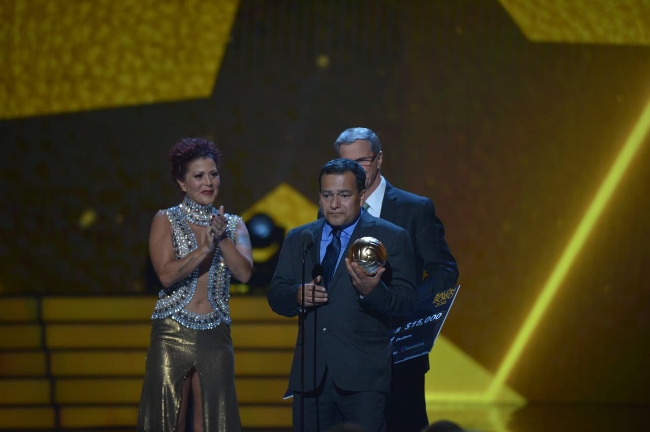 Enrique Borja y Alejandra Guzmán presentaron y otrogarpn el Reconocimiento Siente tu Liga al señor Laureano Robles por brindar su vida al fútbol y apoyar a niños.