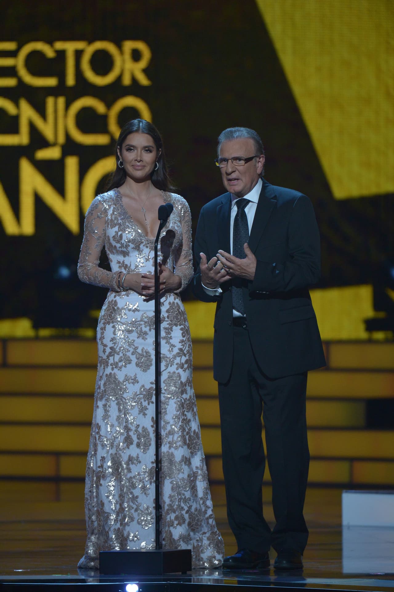 Marlene Favela y Jesús Bracamontes se encargaron de presentar el premio al Mejor Técnico del Año.