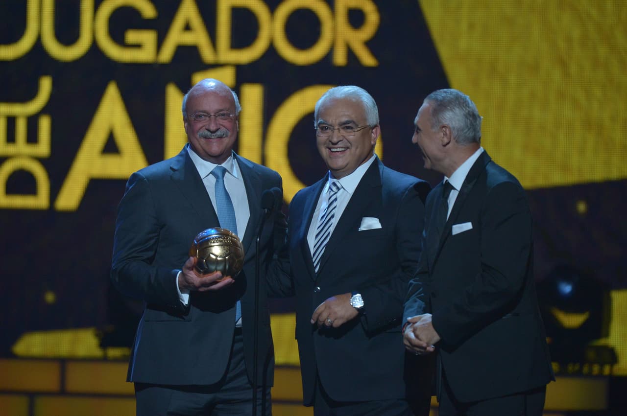 Enrique Bonilla, Luis Omar tapia, y Hristo fueron los encargados de otorgar el Balón de Oro a Gignac como el mejor jugador del año.