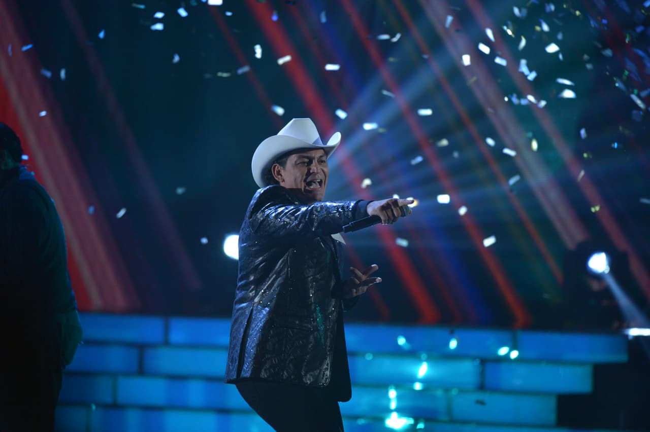 José Manuel Figueroa cerró el show del Balón de Oro con el tema 'Eres secreto de amor' como homenaje a Joan Sebastian.