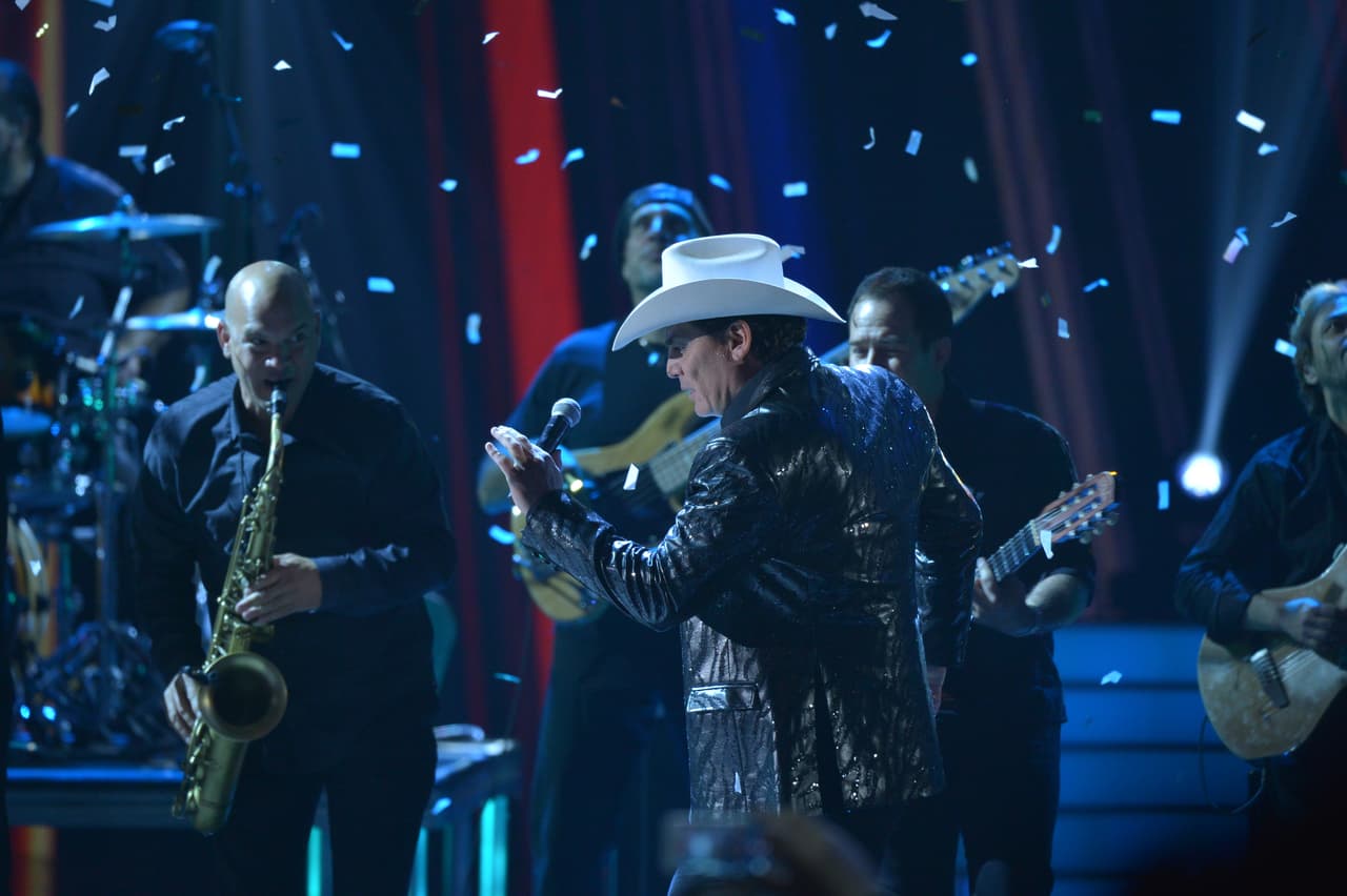 José Manuel Figueroa cerró el show del Balón de Oro con el tema 'Eres secreto de amor' como homenaje a Joan Sebastian.