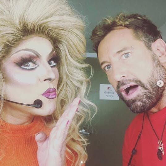 Ernesto Laguardia publicó dos fotografías de Gabriel Soto junto a una misteriosa rubia.