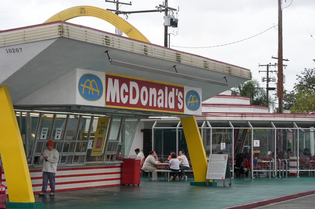 La remodelación del McDonald's de Downey, en el condado de Los Ángeles, conservó 
<b>los inmensos arcos dorados</b> que distinguían a 
<b>los primeros restaurantes</b> de lo que 
<b>hoy es una cadena internacional</b>.