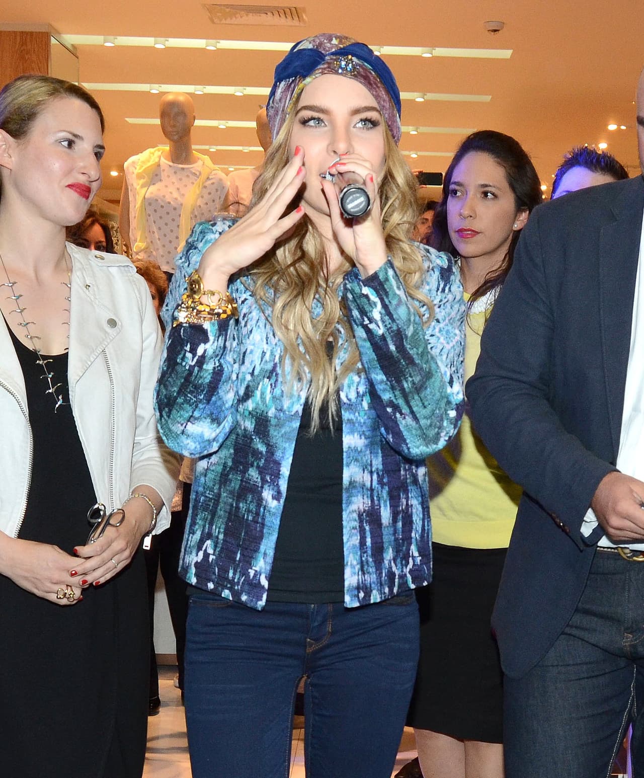 Claro está, eso también le ha costado encontrarse con baches en el camino como la demanda que recibió recientemente.