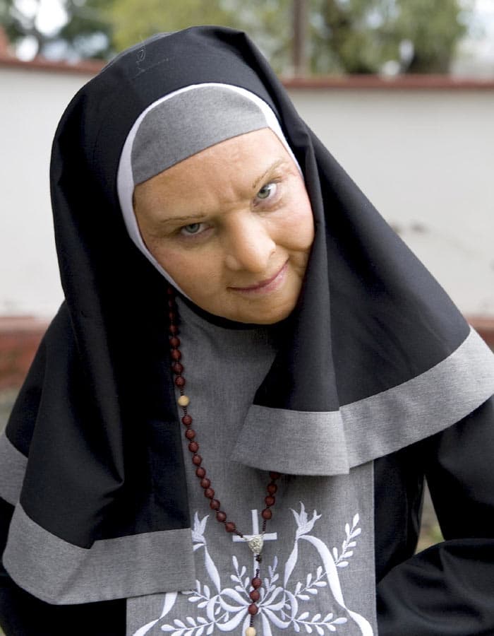 Belinda se caracterizó como una dulce ancianita y como una tierna monjita.