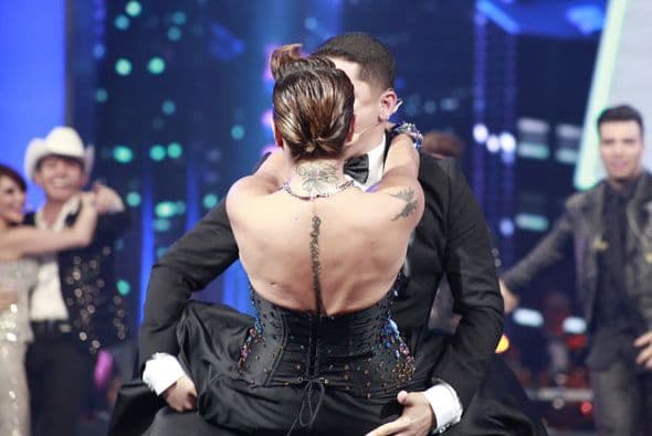 ¡O romperle el vestido!