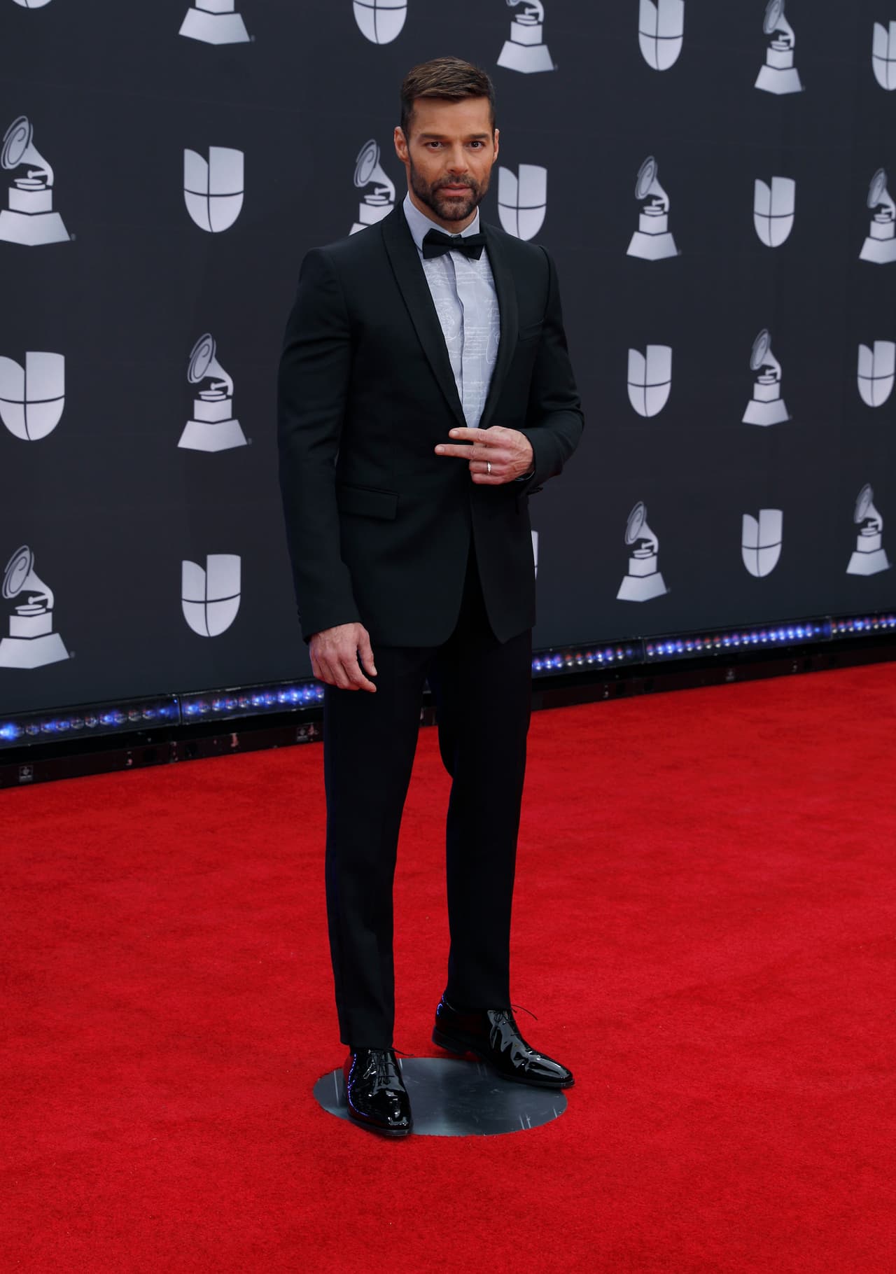 Ricky Martin, quien condujo la ceremonia junto a Paz Vega y Roselyn Sánchez, llegó muy elegante.