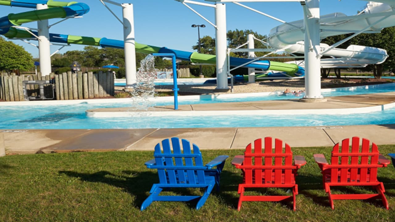 <h3 class="cms-H3-H3"><b>Centennial Park Aquatic Center</b></h3>
<br>Este centro te espera en Des Plaines no sólo con atracciones acuáticas para toda la familia, sino con espacios y áreas verdes para pasar el rato. No obstante, los toboganes y los saltos de un peñasco son de las atracciones más llamativas. Más información en 
<a href="https://www.orlandpark.org/Home/Components/FacilityDirectory/FacilityDirectory/80/232" target="_blank">la página del parque</a>. 
<br>
<br>
<b>¿Dónde?</b>
<br>Centennial Park Aquatic Center 14700 Ravinia Avenue (Orland Park, IL 60462)
<br>
<br>
<b>¿Costo?</b>
<br>
<b> </b>De 25 a 26 dólares, dependiendo del día, con precio especial para residentes y horario vespertino.