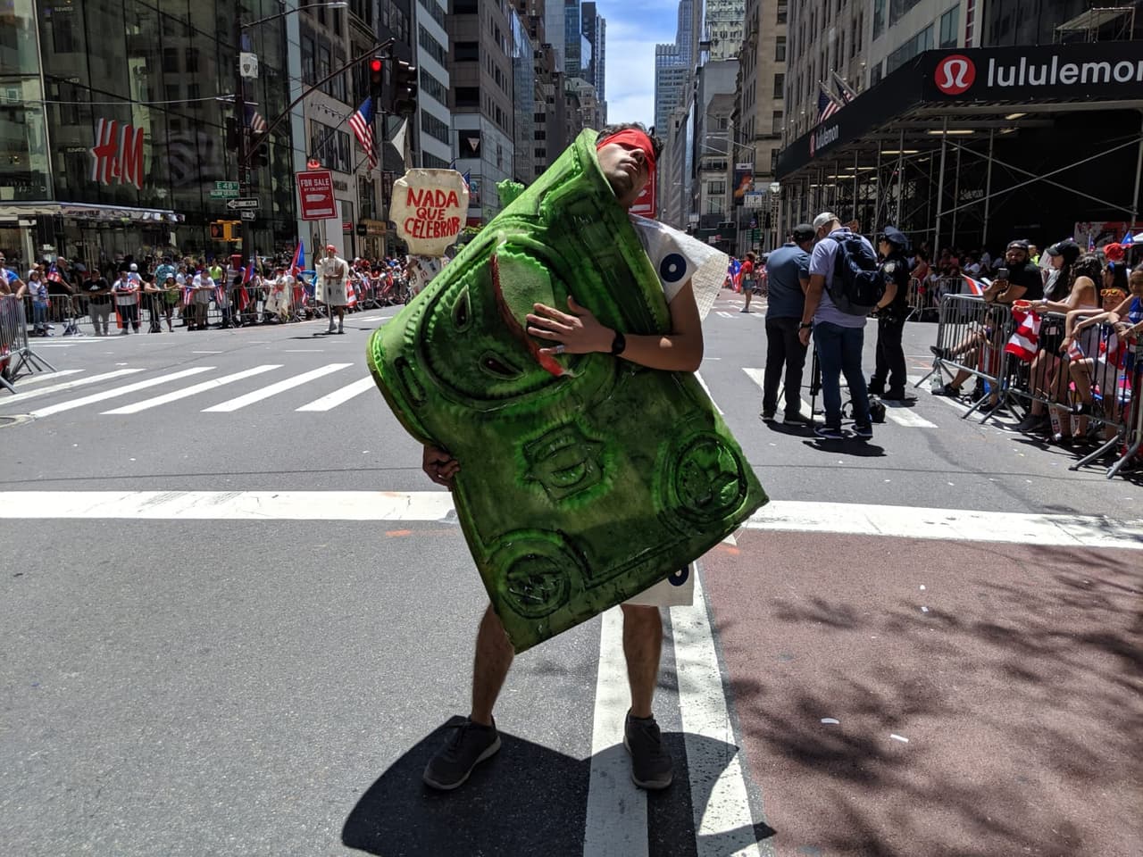 Este grupo artístico están en contra de la colonización de Puerto Rico por parte de los Estados Unidos.
<br>