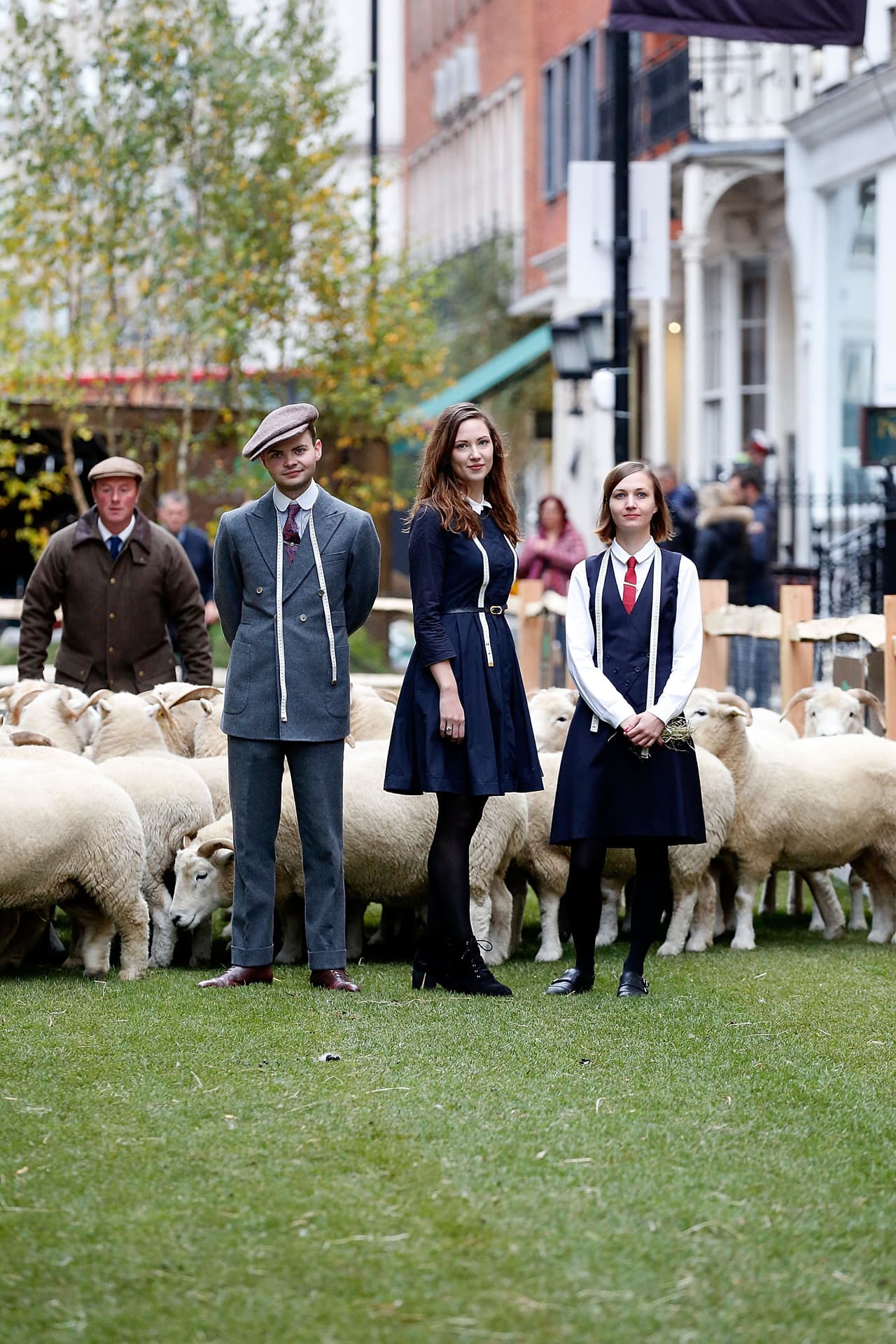 Por cinco días, la calle se convierte en el punto más importante para aquellos hombres que quieren aprender el arte de la sastrería y el glamour.