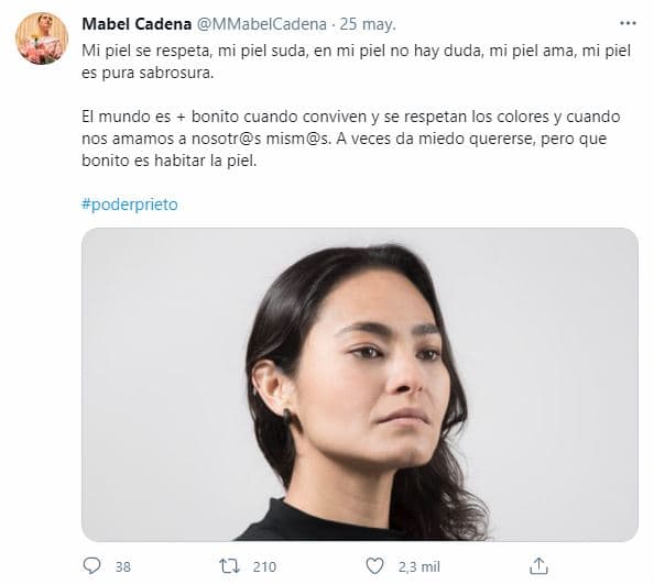 Junto al mensaje y la fotografía, la actriz 
<b>Mabel Cadena</b> anotó: "El mundo es más bonito cuando conviven y se respetan los colores, y cuando nos amamos a nosotros mismos. A veces da miedo quererse, pero qué bonito es habitar la piel".