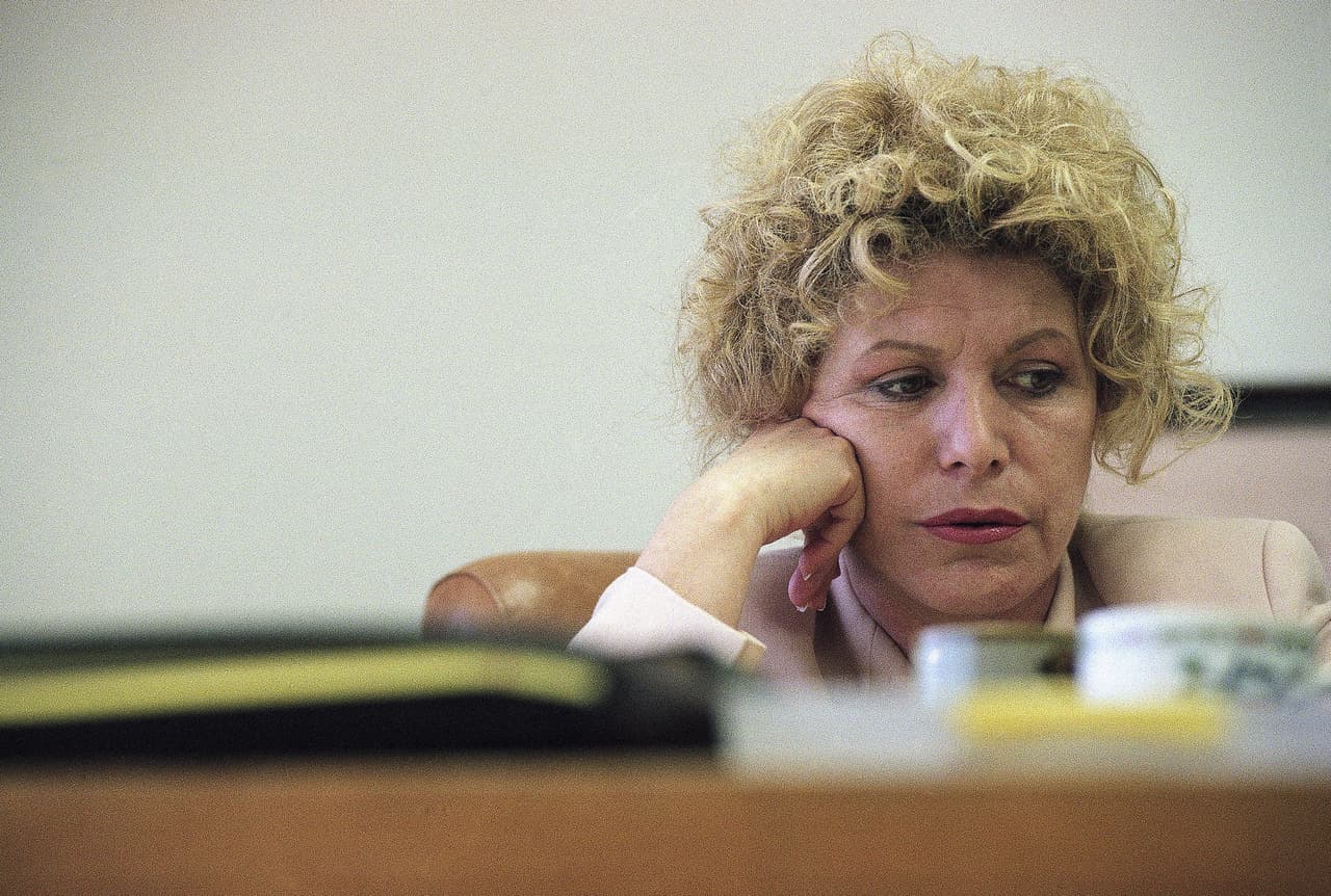 Uno de los
<b>principales críticos a esta estrategia fue el periodista Dominik Dunne</b>, quien consideró que los relatos de abuso habían sido argüidos por la defensa y que jamás pasaron. Tachó a Abramson de manipuladora. En 1990 escribió en la revista Vanity Fair que “ella puede torcer y girar la memoria de un testigo como nadie más puede”.