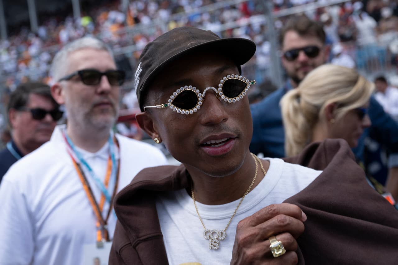 <h3 class="cms-H3-H3">Pharrell Williams </h3>
<br>
<br>El rapero estadounidense, también se robó las miradas en el espectáculo, con su particular estilo, el cantante asistió con lo que parecen unos exóticos y costosos lentes de sol.