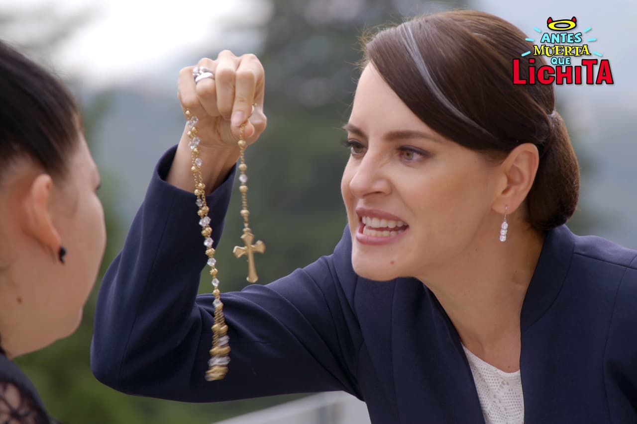 Beatriz tratará de guiar a Dafne por el camino de la devoción, aunque tenga que exorcizarla.