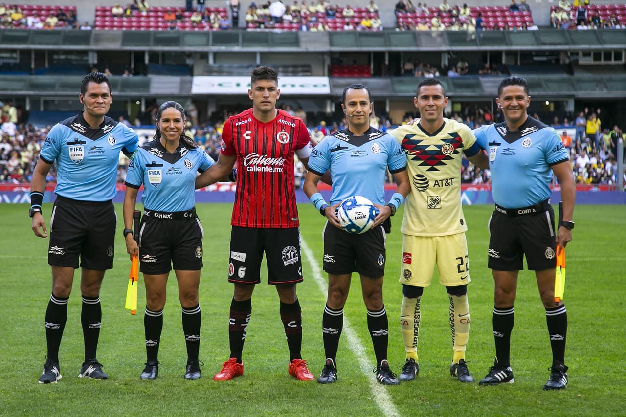 Los capitanes de ambas escuadras se sacaron la típica foto con el cuerpo arbitral.