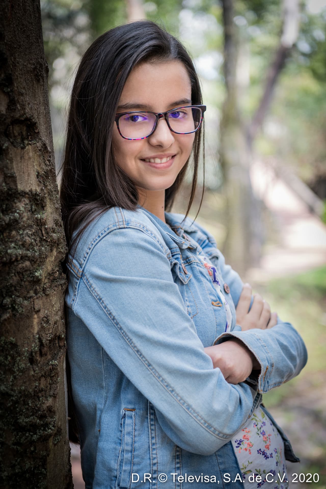 La joven actriz Emilia Berjón da vida a Areli Bracho, una adolescente que tendrá que enfrentar varios problemas de comunicación con su padre, Lorenzo Bracho. 
<br>