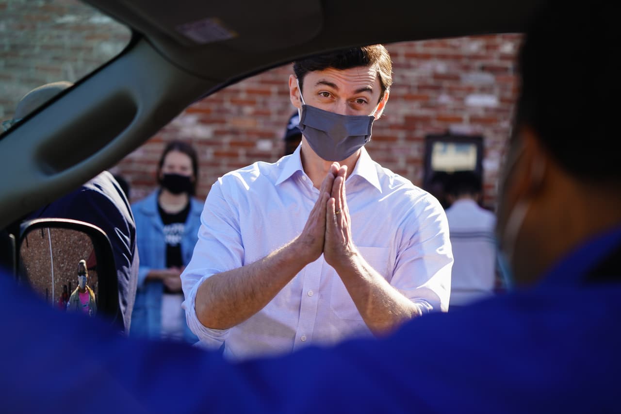 El candidato demócrata al Senado de los Estados Unidos, Jon Ossoff, agradece a un partidario en un evento de campaña el 3 de octubre de 2020 en Lithonia, Georgia. Ossoff espera derrocar al titular David Perdue en noviembre.