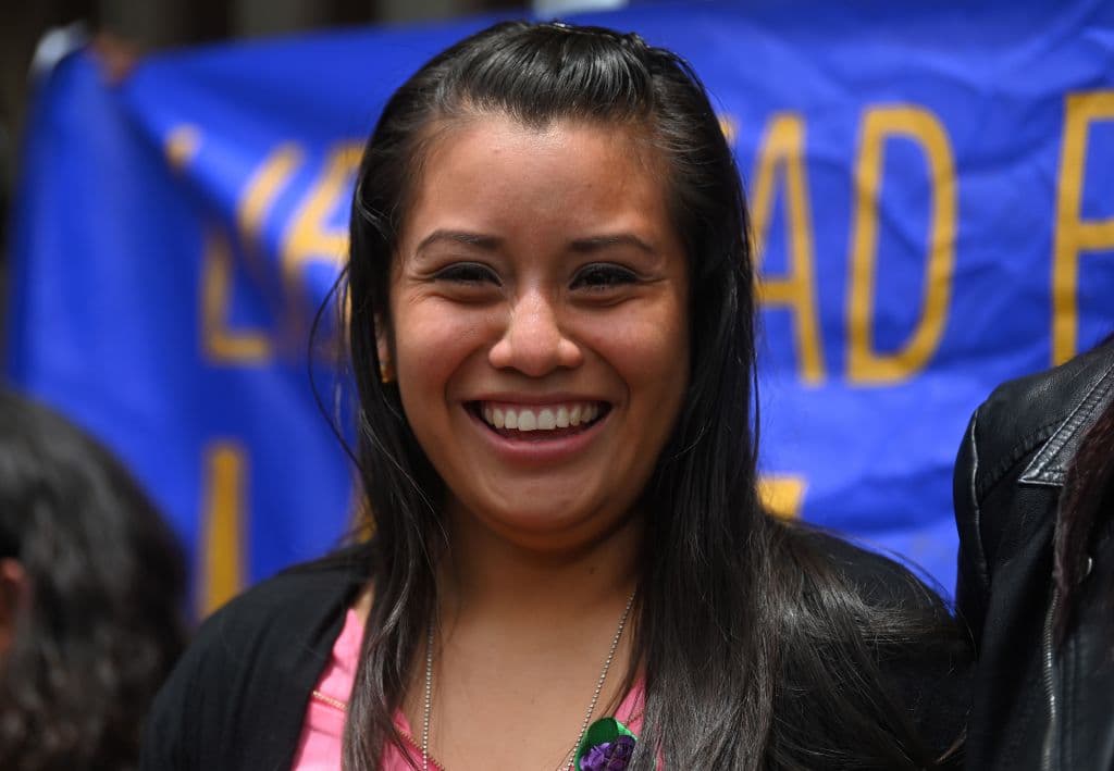 La felicidad absoluta: "Siempre he dicho que soy inocente". Así sonrió Evelyn Hernández, de 21 años, al salir del tribunal de sentencia de Cojutepeque en San Salvador, después de que el juez José Virgilio Jurado Martínez fallara que 
<a href="https://www.univision.com/noticias/salud/absuelven-a-evelyn-hernandez-la-joven-salvadorena-que-fue-violada-y-acusada-de-matar-a-su-bebe-que-nacio-muerto" target="_blank">debía quedar en libertad.</a> 
<b>"No tengo certeza, no puedo condenar a Evelyn, no tengo nada más que decir",</b> aseguró Jurado Martínez durante la lectura de su decisión.