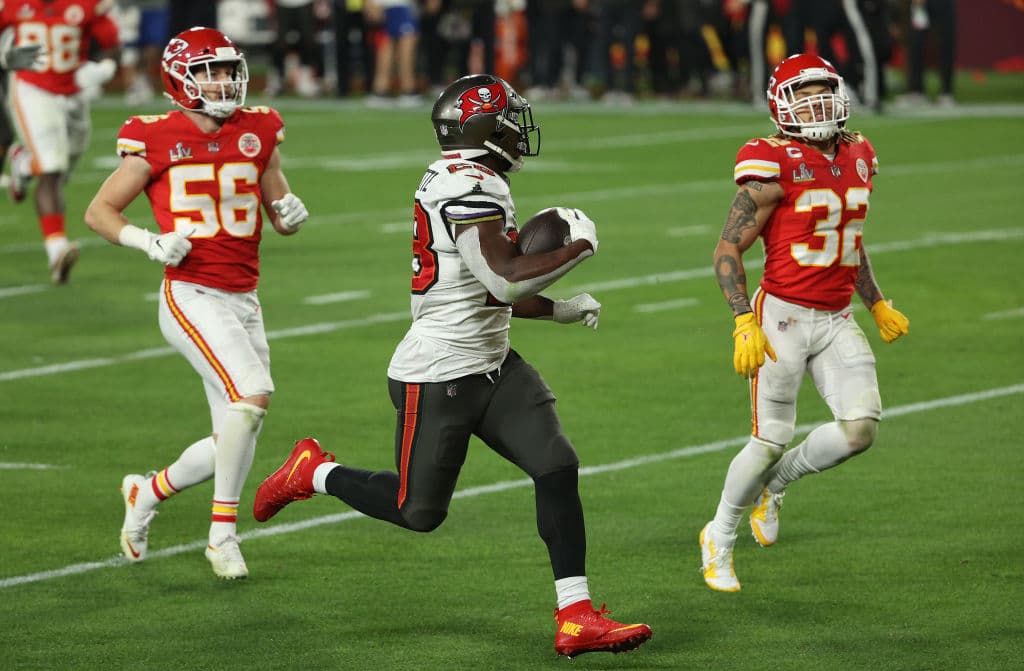 La defensa de los Tampa Bay deja a Patrick Mahomes sin pase de anotación y con dos intercepciones en la arrolladora victoria de los Buccaneers 9-31 sobre los Kansas City Chiefs. Tom Brady demuestra porque es el mejor y con tres pases de anotación y sin intercepciones consigue su séptimo anillo de Super Bowl.