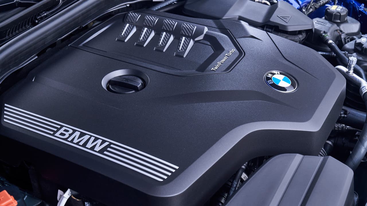 El BMW 330i cuenta con un motor de 4 cilindros turboalimentado de 2.0 litros que
<b>255 caballos de fuerza</b> entre las 5,000 y 6,500 rpm (7 caballos de fuerza más que el modelo anterior) y torque máximo de 295 lb-pie de torque (37 lb-pie más que el modelo anterior) entre las 1,550 y 4,400 rpm. Por su parte el M340i y el M340i xDrive estarán motorizados por un 6 cilindros en línea doble turbo de 3.0 litros de desplazamiento que produce
<b>382 caballos de fuerza</b> y 369 lb.-pie de torque, el mismo motor que mueve al próximo
<b><a href="https://www.univision.com/noticias/convertibles/la-larga-espera-termino-este-es-el-bmw-z4-2020-fotos" target="_blank">BMW Z4</a></b>. BMW estima que el M340i podrá acelerar de
<b> 0 a 60 mph en 4.2 segundos</b> pero nos advierte que se trata de un número provisional.