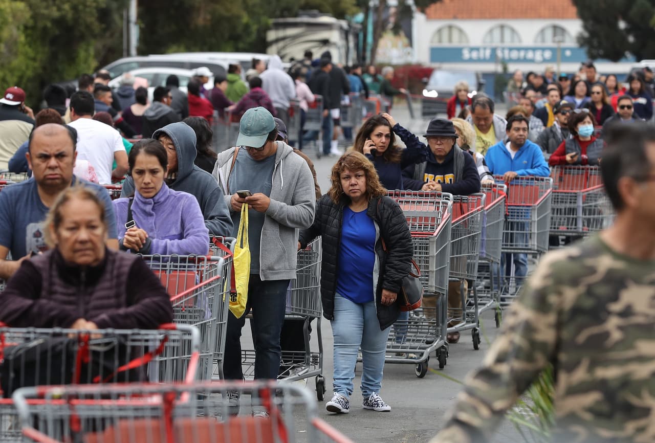 <b>11 DE MARZO</b>. El gobernador emite una declaración prohibiendo las reuniones masivas de 250 personas o más. Las reuniones más pequeñas podrían continuar si los organizadores implementan 6 pies de distancia social.