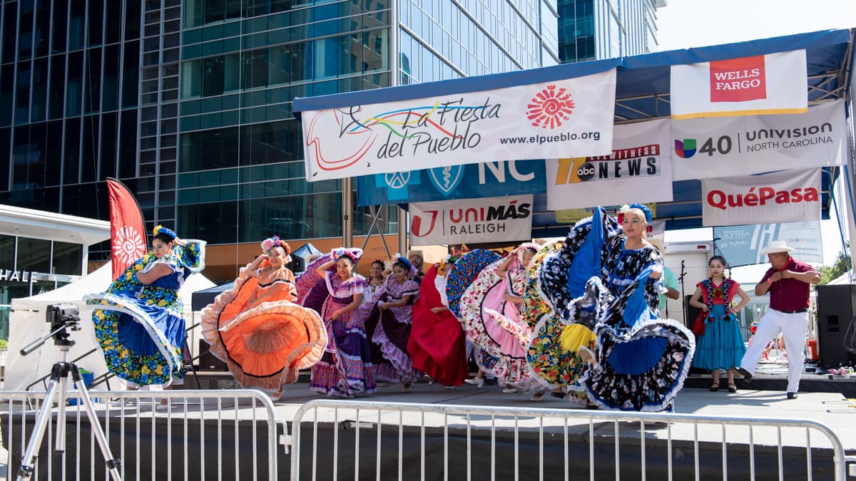 <b><a href="https://elpueblo.org/fiesta/">La Fiesta del Pueblo (18 de septiembre)</a></b>. La Fiesta del Pueblo es el festival de cultura latinoamericana más grande y diverso del Triángulo, que presenta espectáculos de música y danza en vivo, exhibiciones de arte visual y folclórico, puestos educativos y actividades para toda la familia.