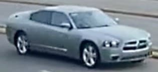Otro de los automóviles donde presuntamente huyeron los sospechosos fue este Dodge Charger color gris oscuro.