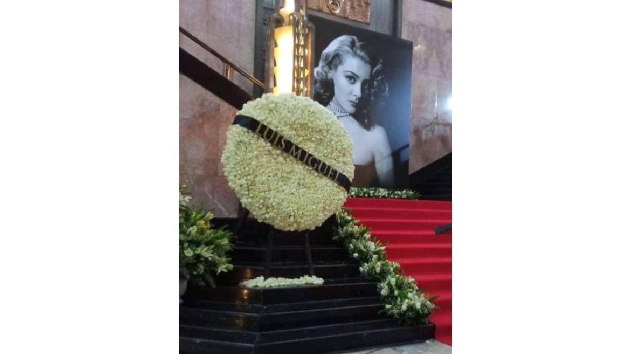 Luis Miguel envió una corona de rosas blancas al homenaje póstumo a Silvia Pinal.