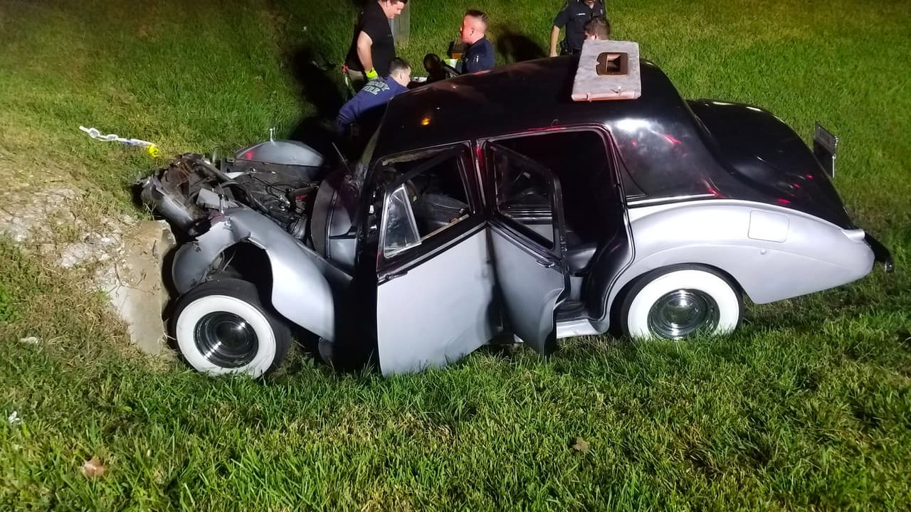 Pérdida total: el conductor de este Bentley de 1953 logró salvarse, pero así quedó su auto 