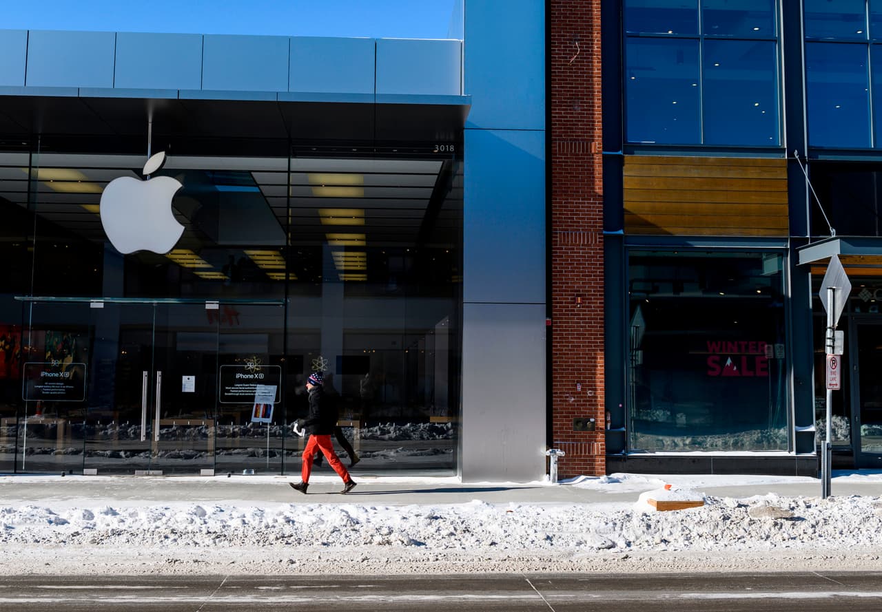 Un peatón camina por una cera nevada en Minneapolis, Minnesota.