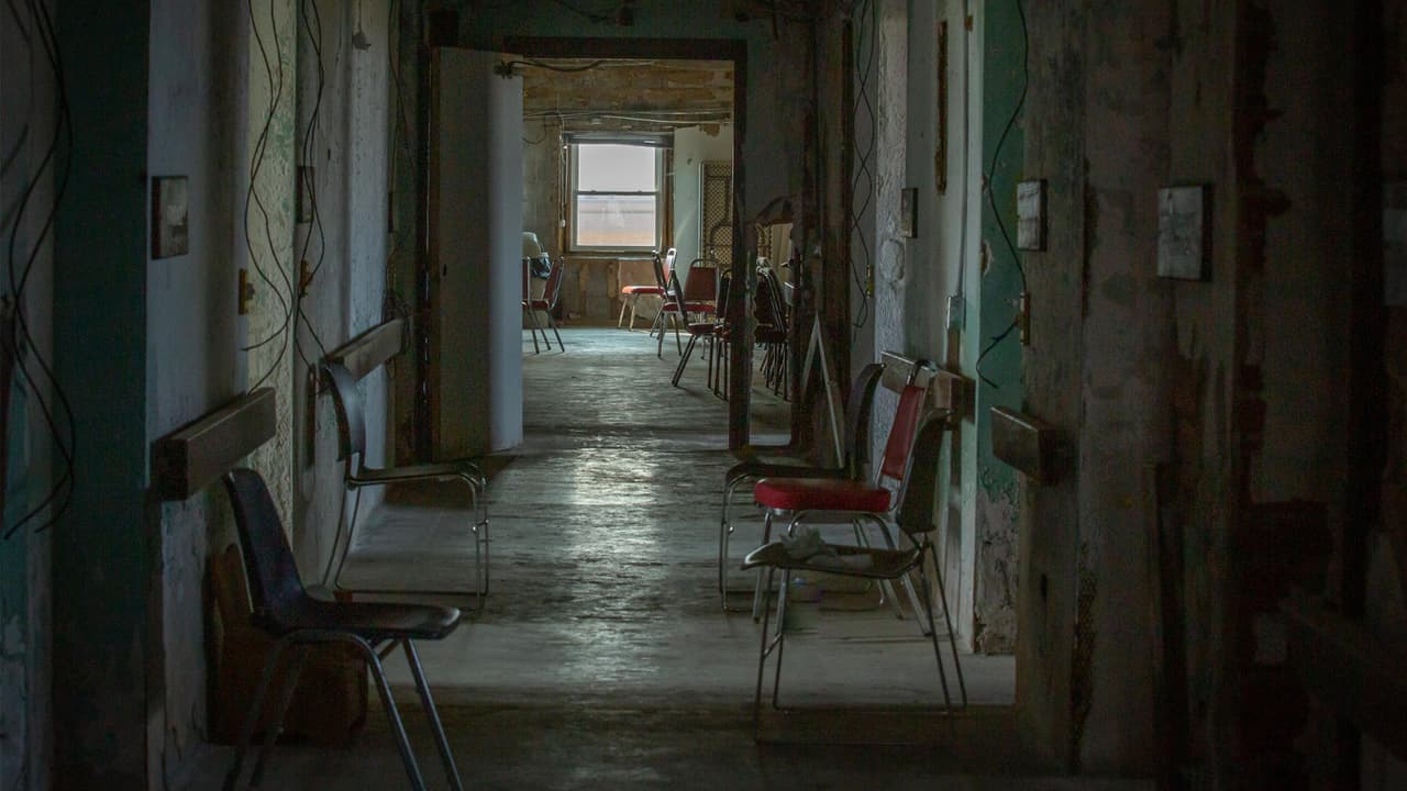 Luego de varias décadas abandonada, luego del último intento de rehabilitarla como institución mental, en 1987, Ashmore Estates comenzó a ser blanco de 
<b>entusiastas de lo paranormal. </b>