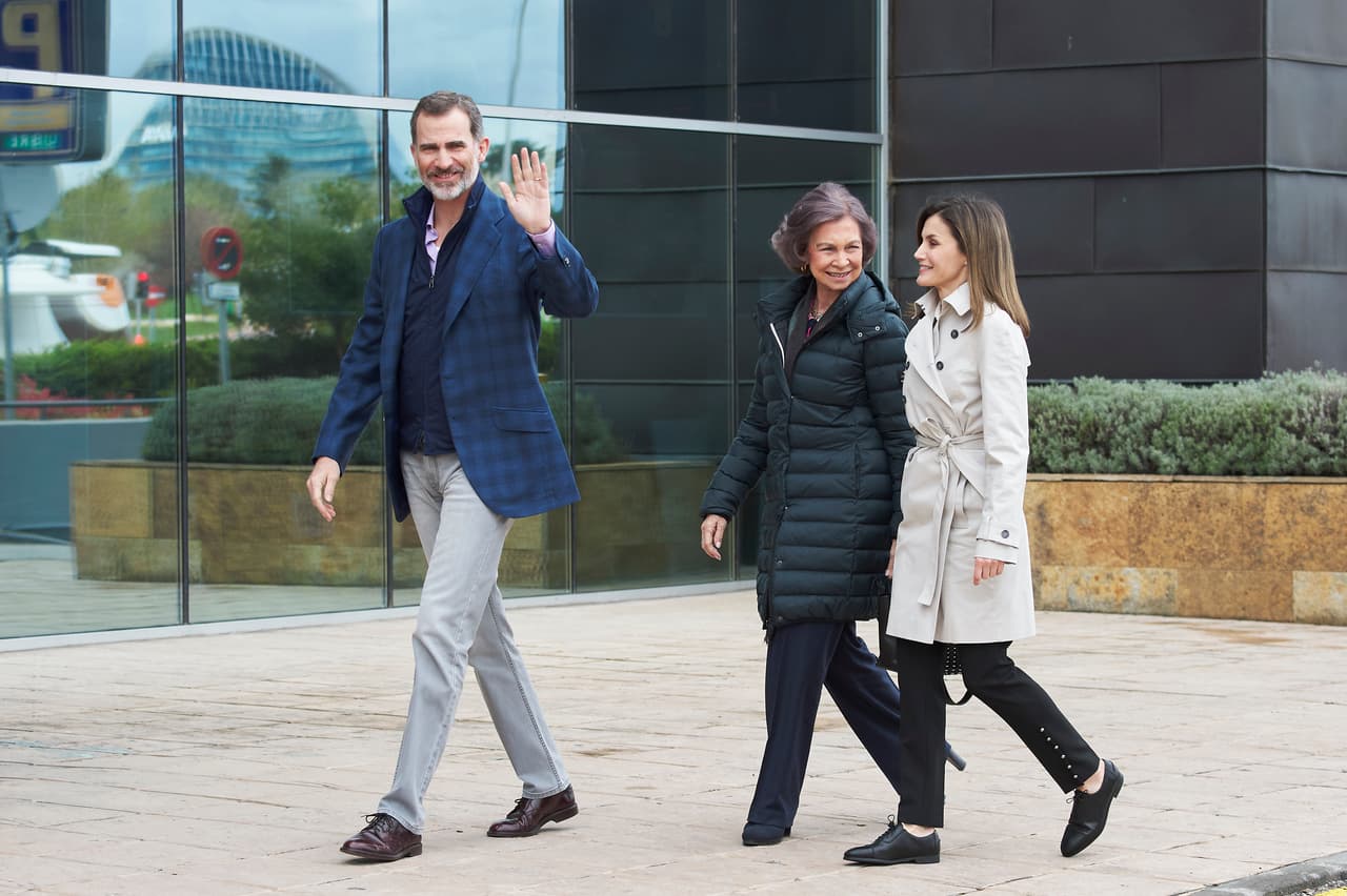 Los tres se mostraron visiblemente
<b> </b>relajados y, a su salida, bastante satisfechos por las buenas noticias recibidas en el hospital. Se confirmó a los medios el éxito de la intervención a don Juan Carlos.